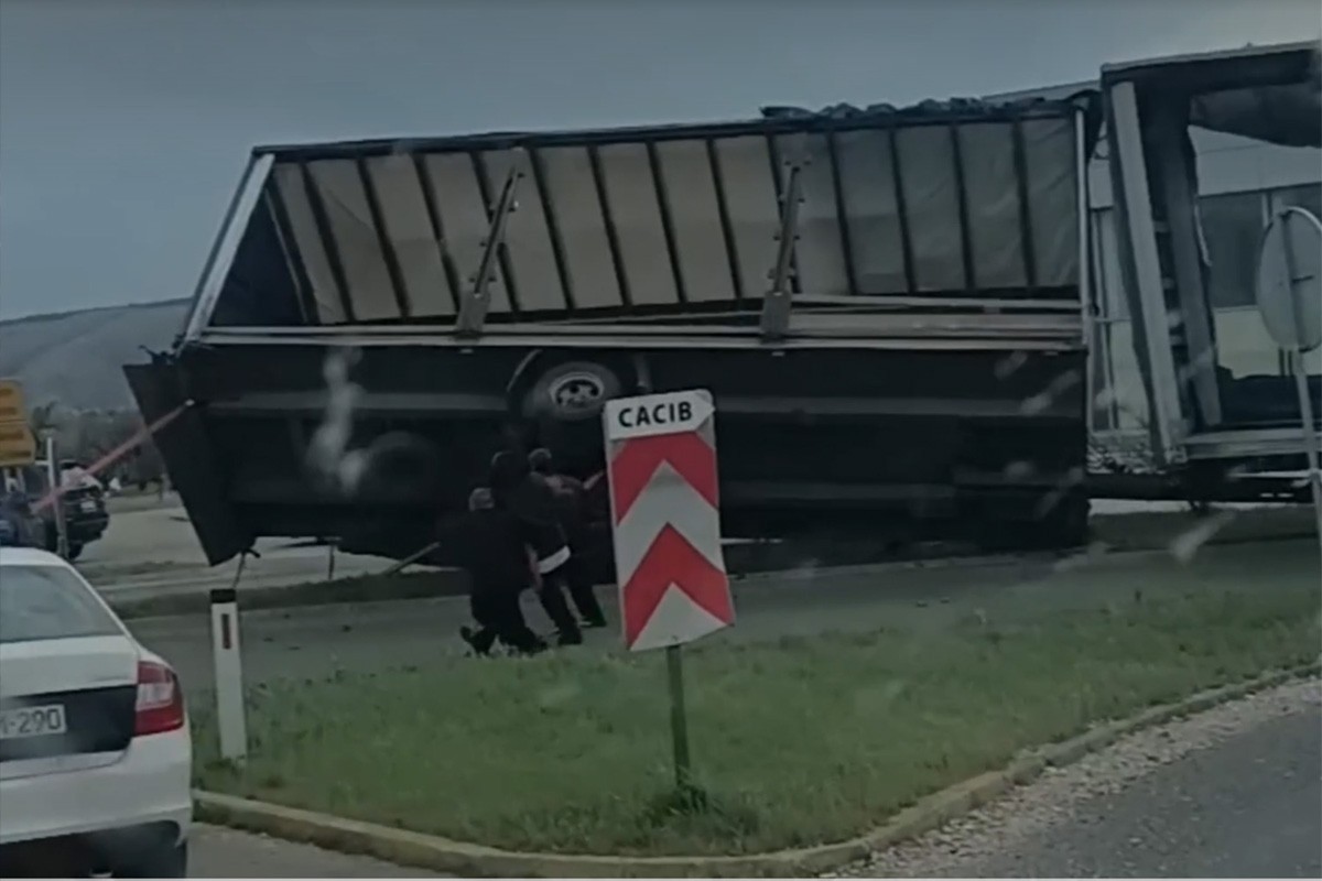 Vjetar prevrnuo kamion kod Mostara