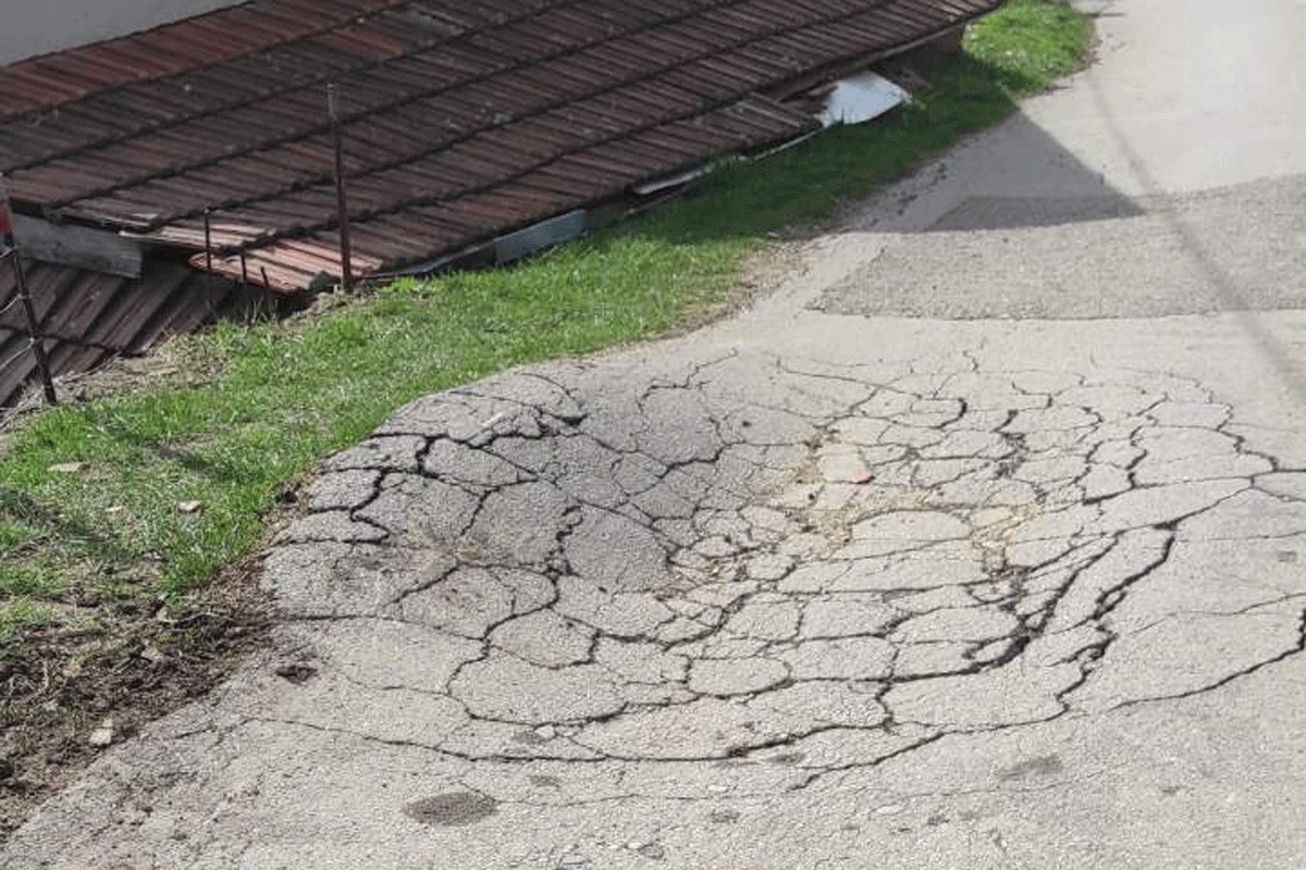 Ulica na Laušu u katastrofalnom stanju: Djeca u školu moraju ići sredinom ulice