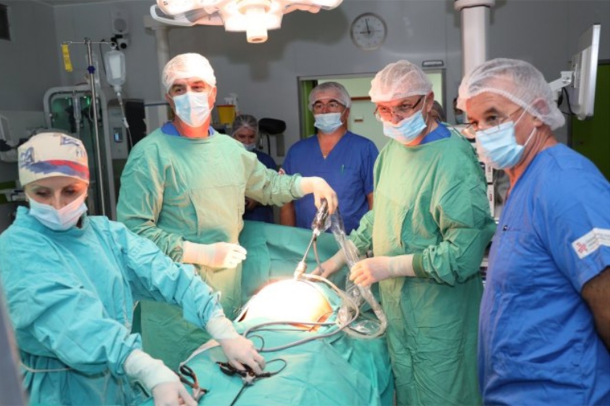 Uz podršku beogradskih ljekara obavljene tri operacije želučane kile u UKC RS