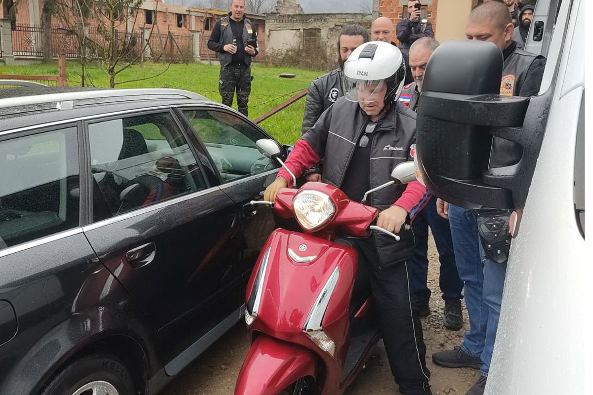 Bajkeri kolegu obradovali novim skuterom