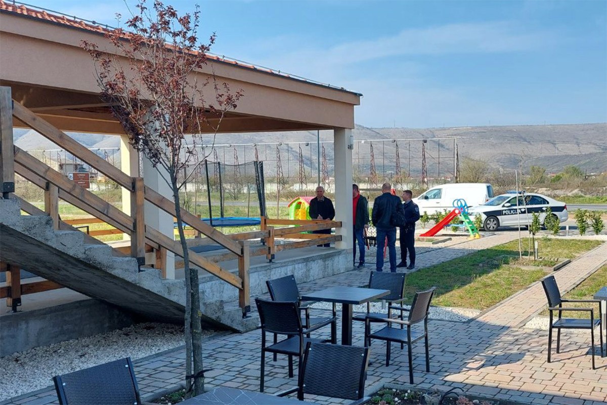 Vandali povratnicima pokušali zapaliti kafić, polili sve motornim uljem
