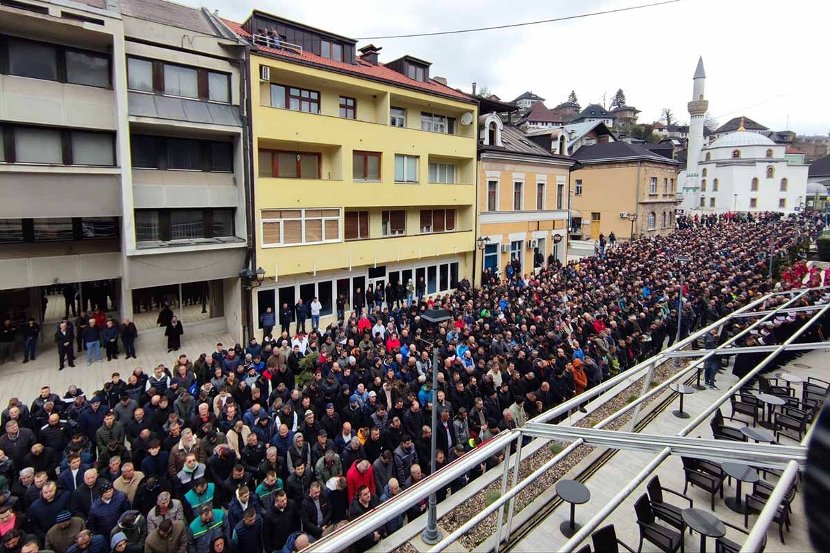 Hiljade građana klanjalo dženazu trojici poginulih radnika iz Jajca
