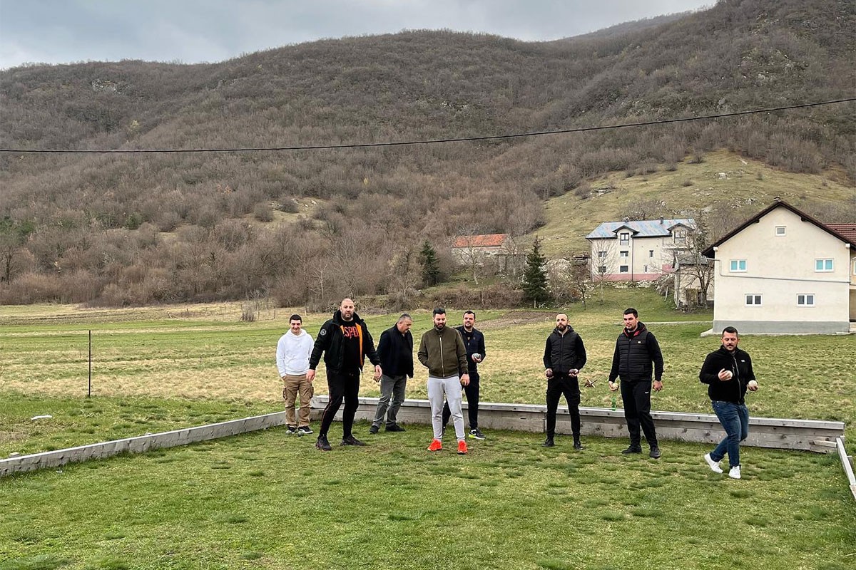 Mate Rimac posjetio BiH i sa prijateljima iz djetinjstva zaigrao balote