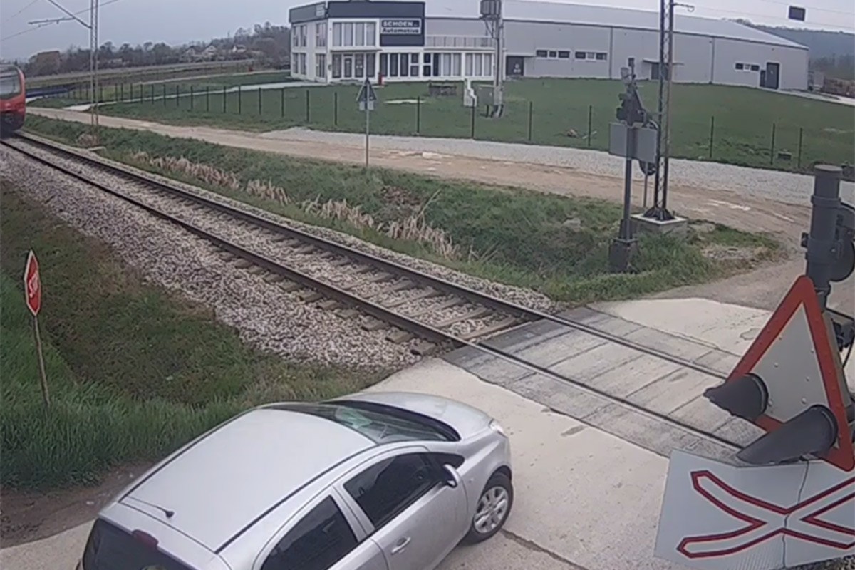 Voz "pokosio" automobil, stradala žena (VIDEO)