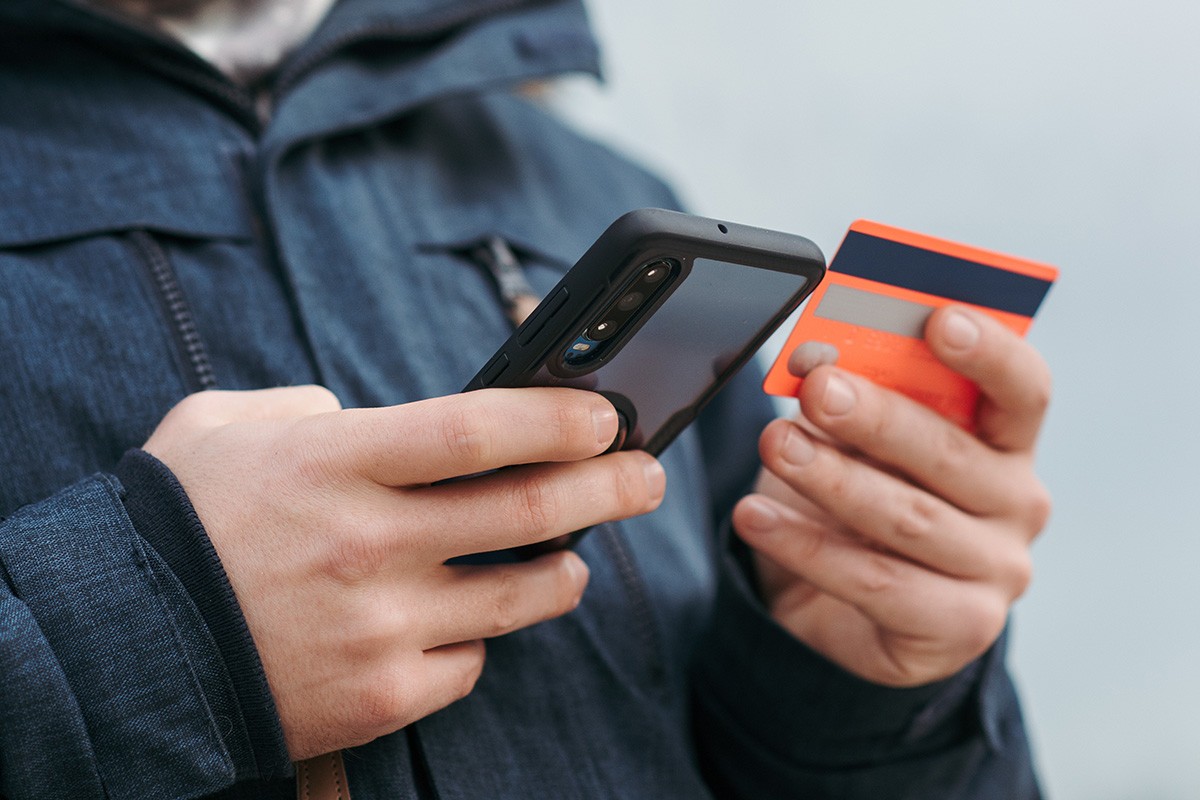 Mladić (20) pokušao prodati patike preko interneta, kupac mu skinuo novac sa računa