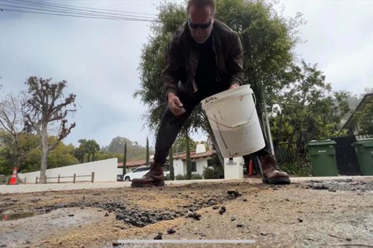 Arnold Švarceneger "zasukao rukave", pa popravio rupu na putu