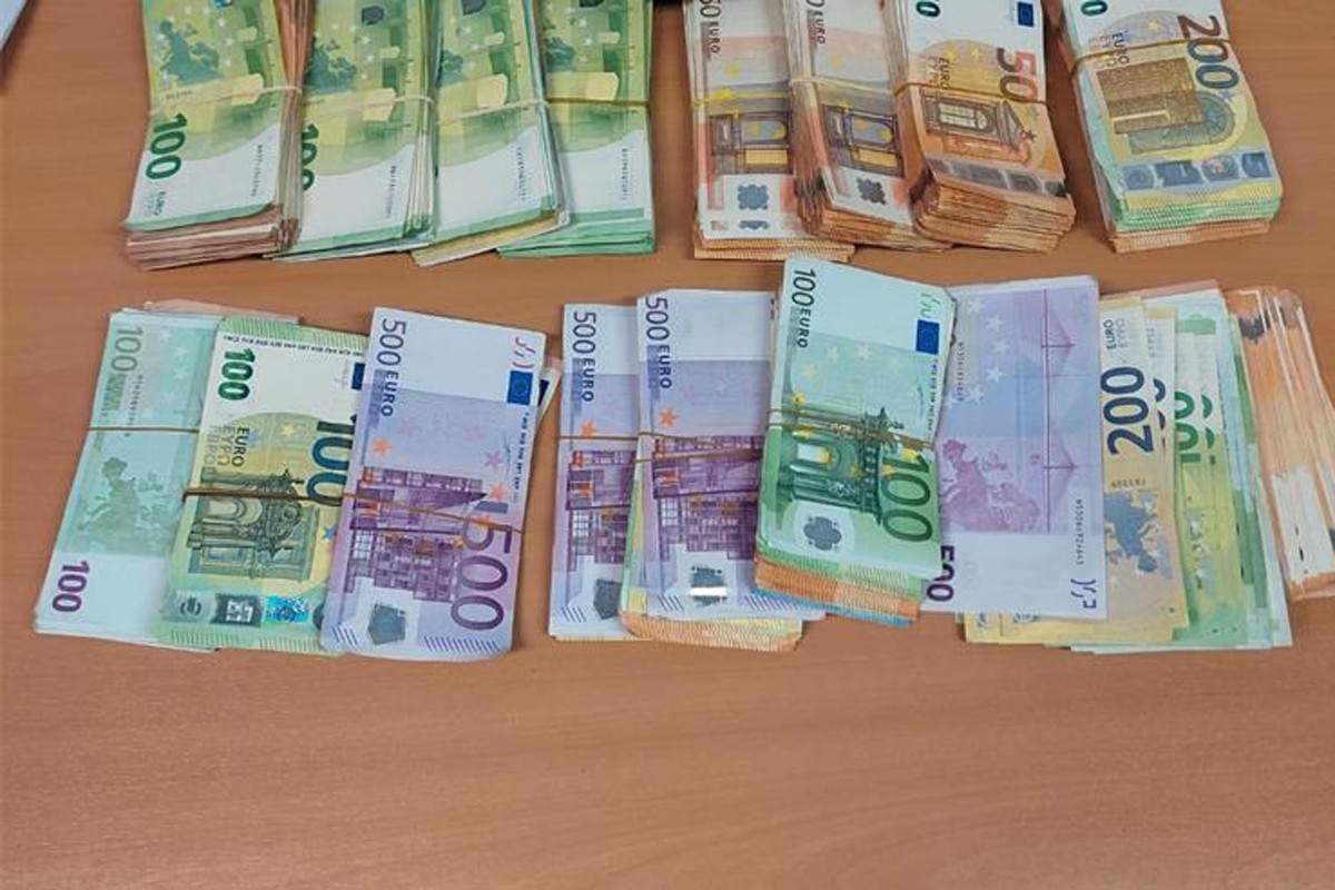 Vozač iz BiH u Hrvatsku htio da prošverca 107.130 evra i mobilne telefone (FOTO)