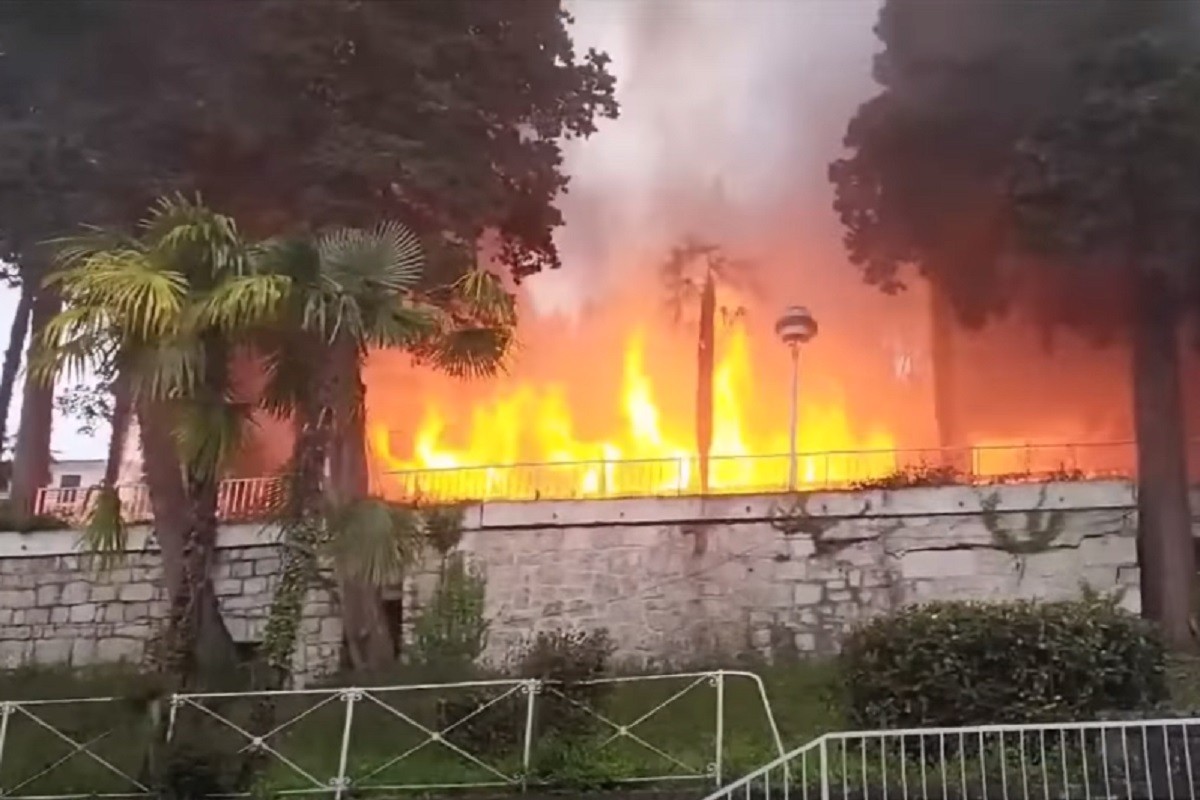 Hotel na primorju u plamenu, požar se širi (VIDEO)