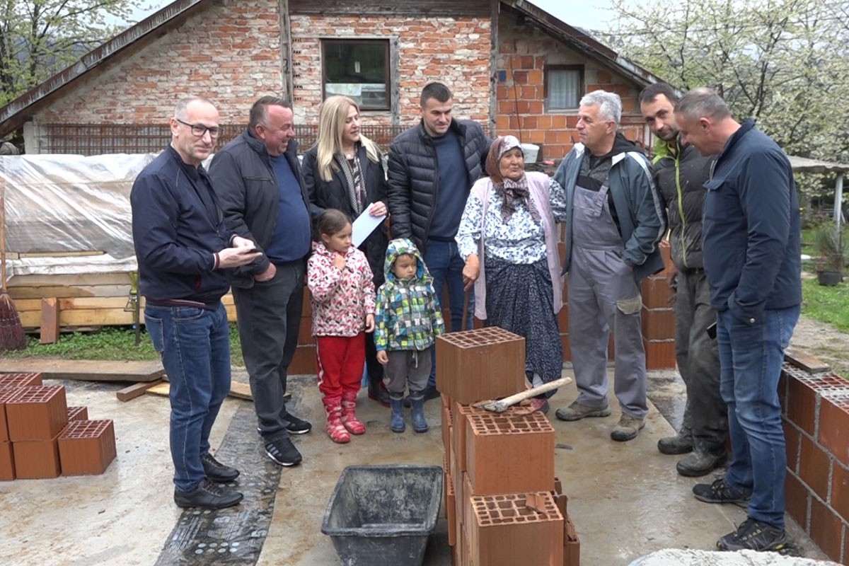 Komšije grade kuću siromašnoj porodici Halkić