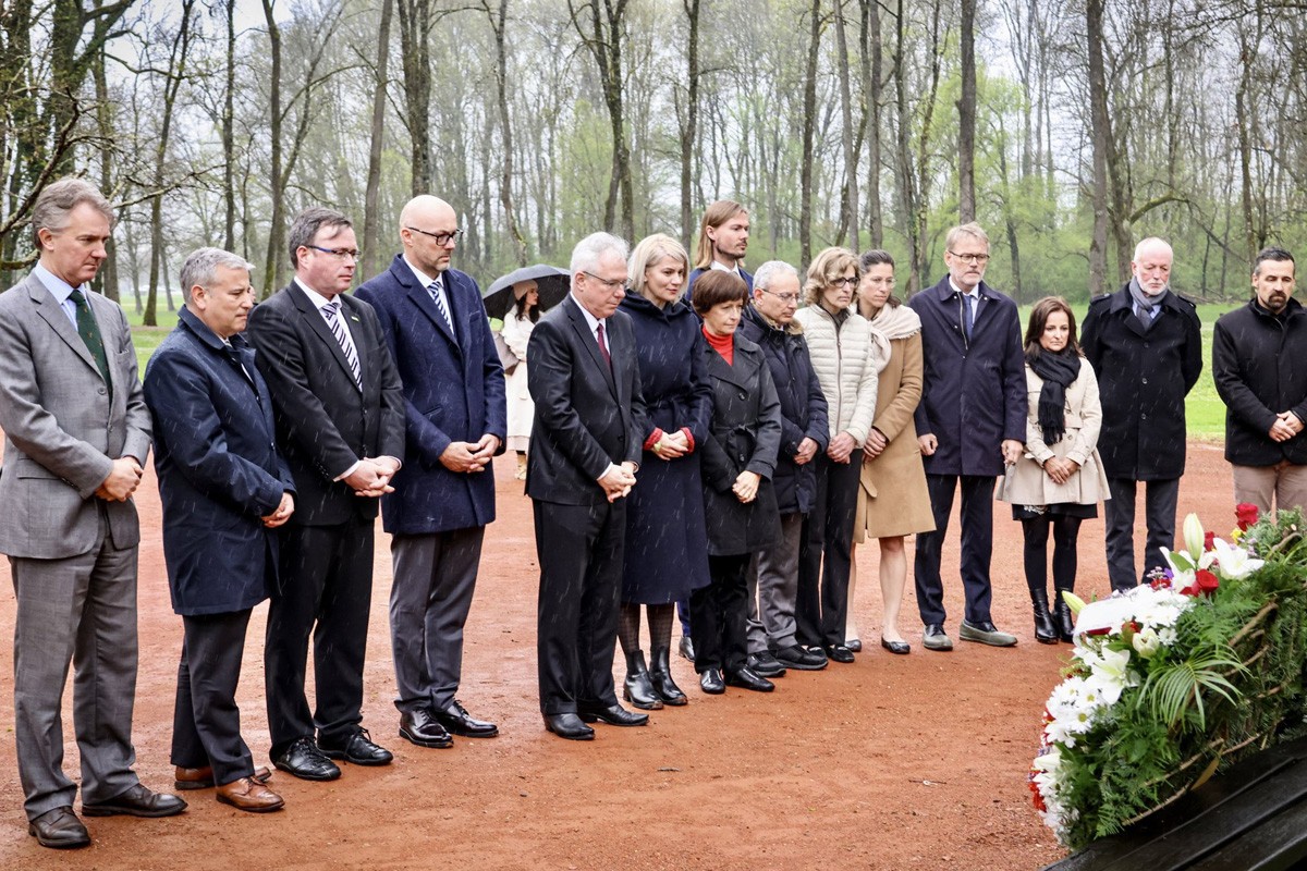 Ambasadori u BiH odali počast žrtvama logora Jasenovac (FOTO)