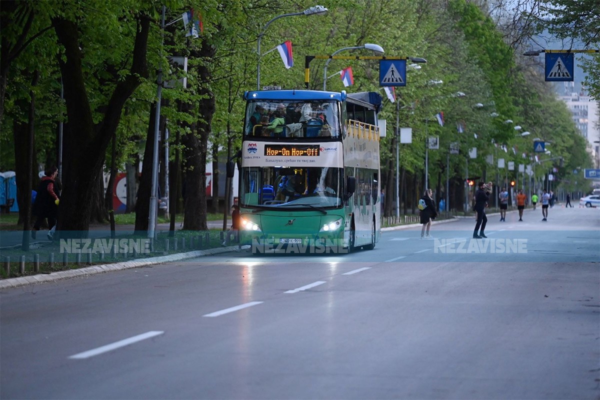 Građani i turisti pohrlili na vožnju panoramskim busom kroz Banjaluku (FOTO/VIDEO)