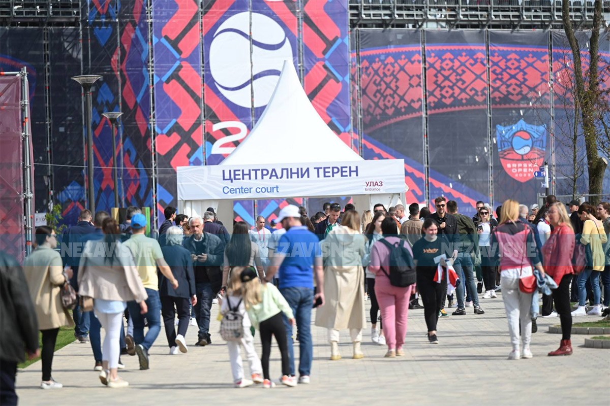 Centralni stadion skoro pun, redovi građana čekaju da zauzmu slobodna mjesta (FOTO)