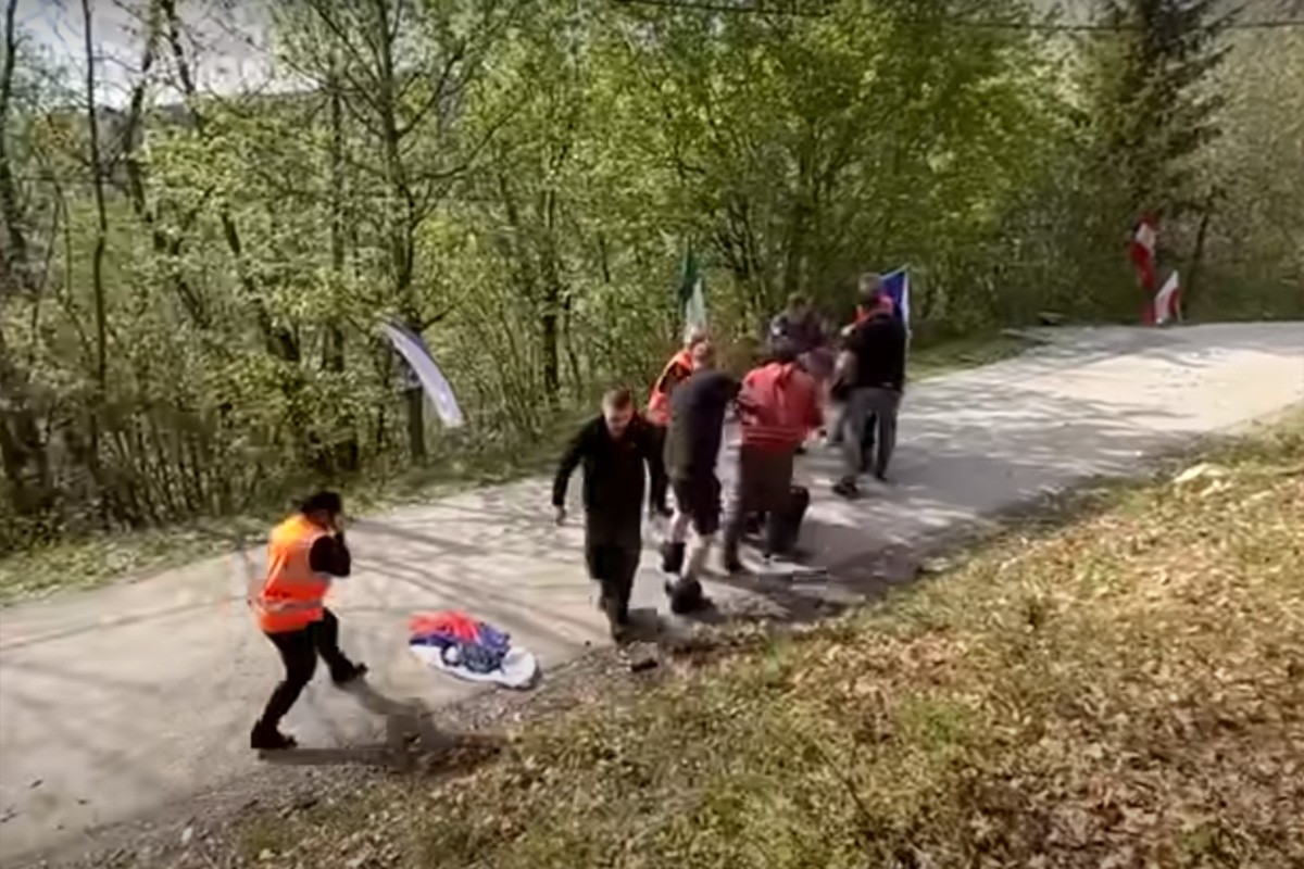 Potukli se na reliju u Hrvatskoj, jedva pobjegli pred automobilom (VIDEO)