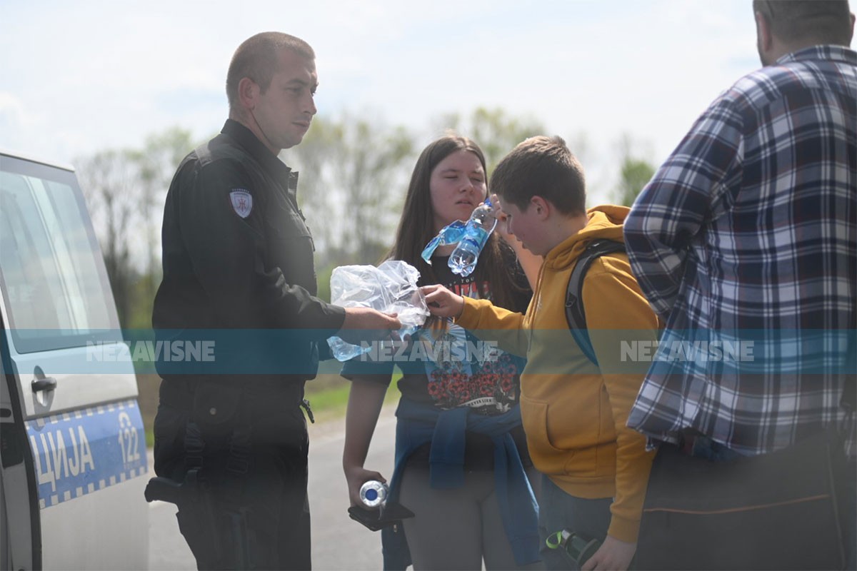 Kilometarske kolone prema Donjoj Gradini: Policija dijelila djeci vodu