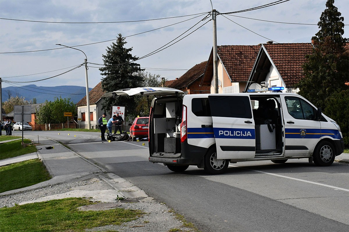 Bračni par na motoru poginuo u sudaru sa golfom