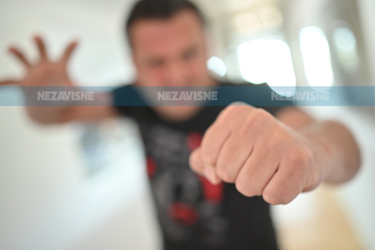 Djevojci u kafiću pred policijom polomio vilicu, osuđen na osam mjeseci
