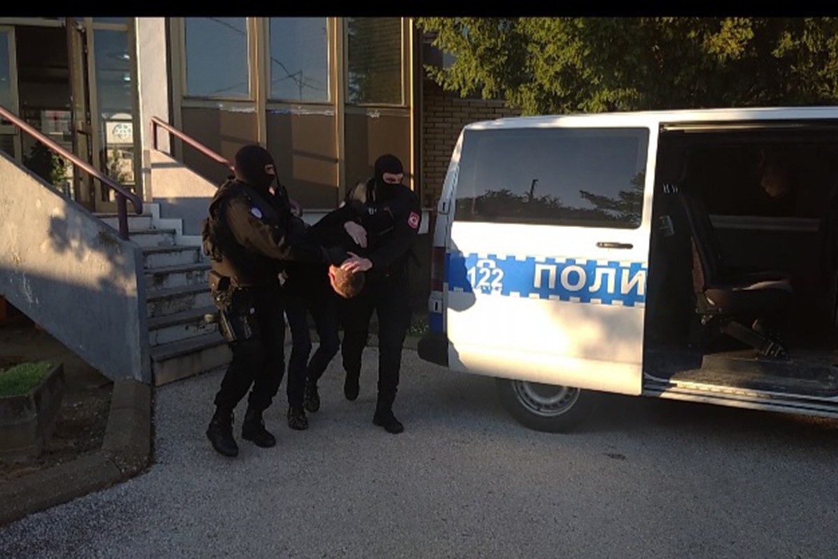 Muškarcu koji je policajcu prešao autom preko stopala oduzeli drogu i bajonet