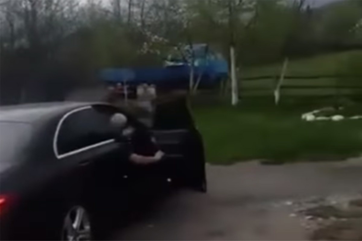Nezgoda u Travniku: Kamion sletio sa šlep službe, ganjali ga po livadi (VIDEO)