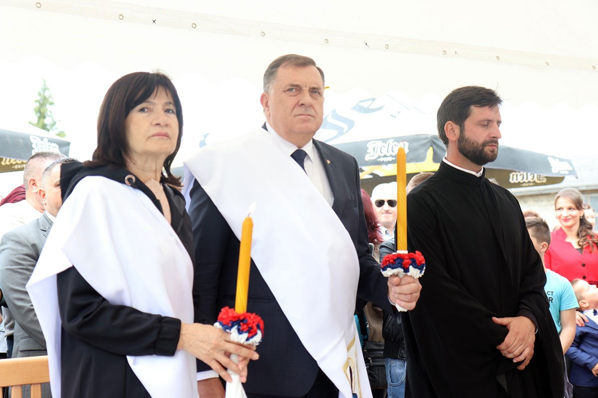 Vladika Jefrem osveštao temelje hrama, Dodik jedan od kumova