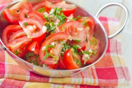 Ova salata ide odlično uz roštilj, a priprema se očas posla