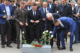 Zapaljene svijeće u Dobrovoljačkoj ulici uz jake mjere obezbjeđenja ...