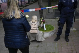 Građani odaju počast poginulima u beogradskoj školi (FOTO)