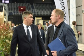 Hrvatski predsjednik zamalo pao prilikom silaska sa bine (VIDEO)