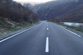 Kolovozi uglavnom suvi, u usjecima mogući odroni