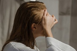 Razlozi zbog kojih ne treba da spavate sa mokrom kosom