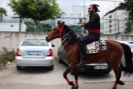 Turčin na konju došao da glasa