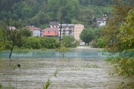 Voda u Kostajnici opkolila stambene objekte