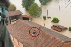 Bračni par helikopterom spašen s krova kuće (VIDEO)