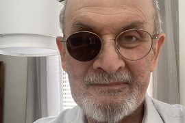 Salman Ruždi se pojavio prvi put u javnosti nakon ranjavanja
