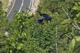 Pasat sletio u provaliju, povrijeđene izvlačili i vatrogasci