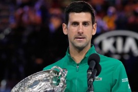Novak u majici boje breskve na Rolan Garosu