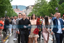 Maturanti tri škole rastjerali tmurne oblake: Mladost i raskoš na ...