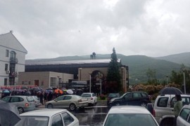 Srbi tijelima branili ulazak u zgradu opštine Zvečan, ima ...