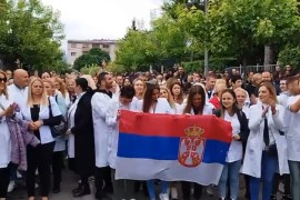 Ulicama Zvečana ori se pjesma "Izađi mala" (VIDEO)