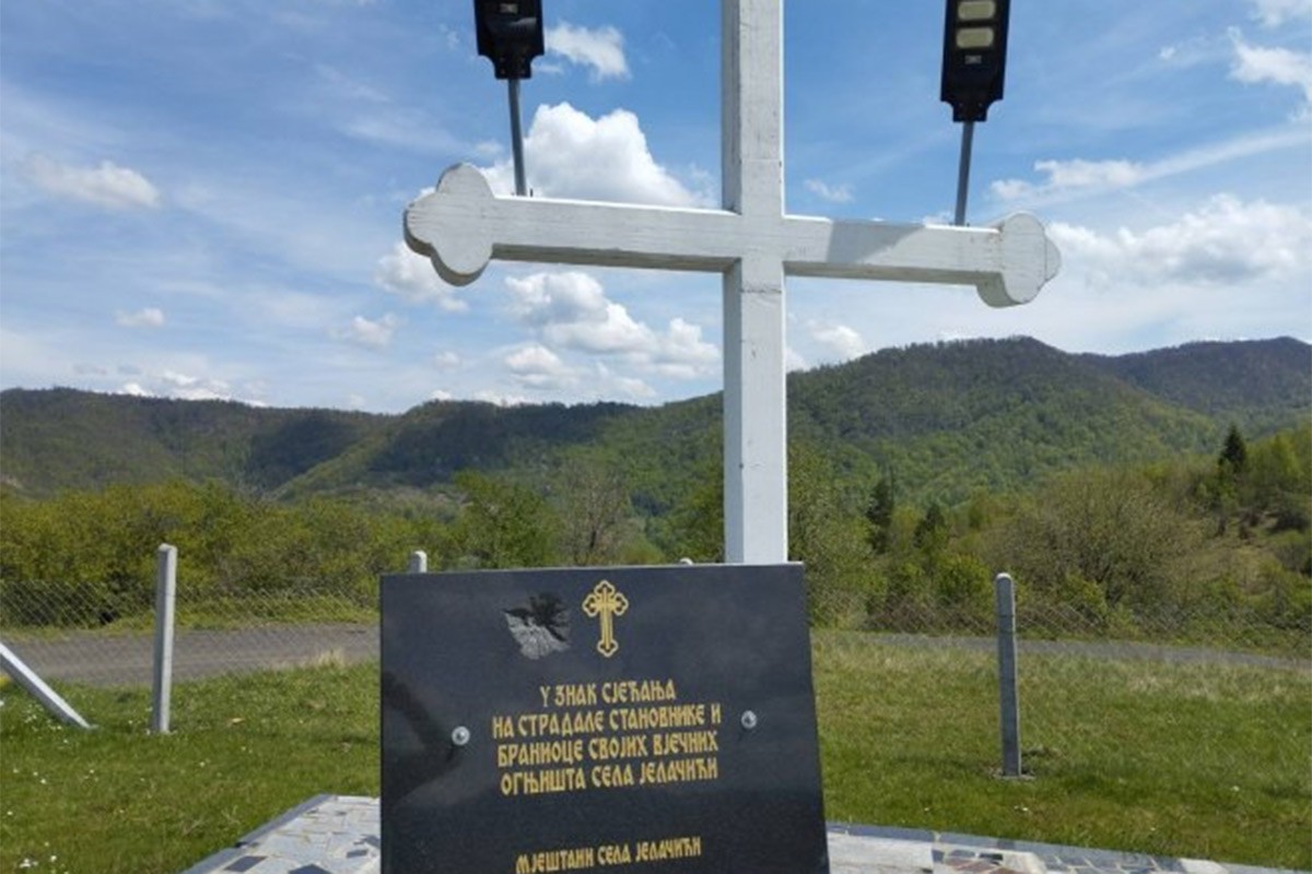Skrnavljena spomen-ploča u Јelačićima