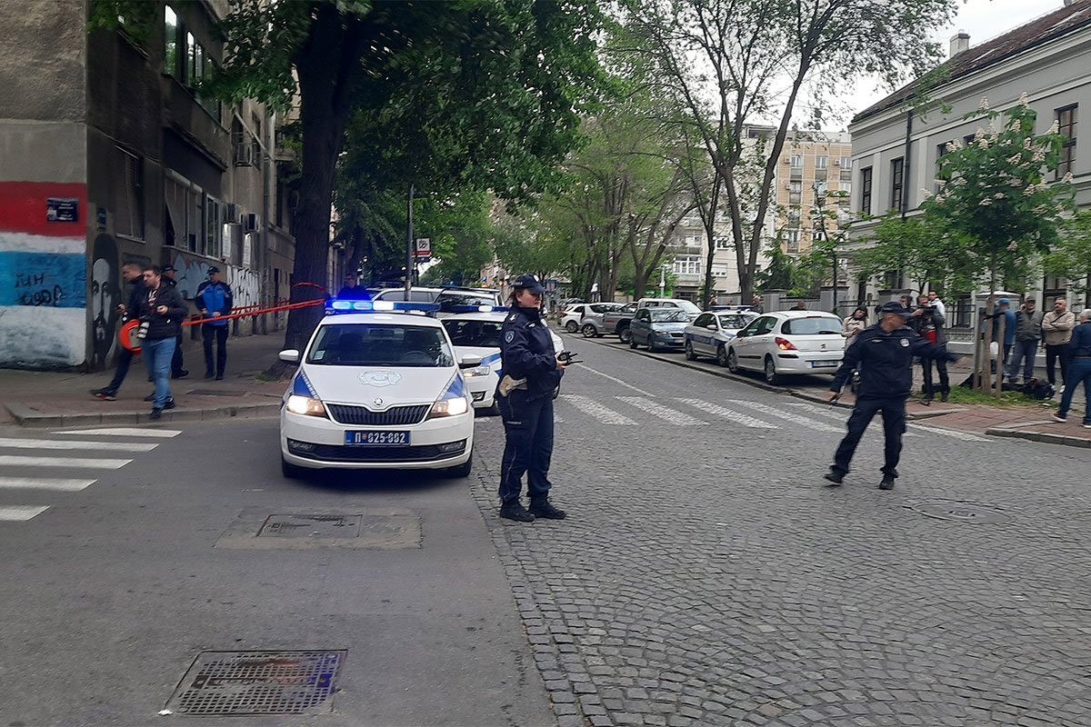 Učiteljica koju je upucao učenik u beogradskoj školi u bolnici