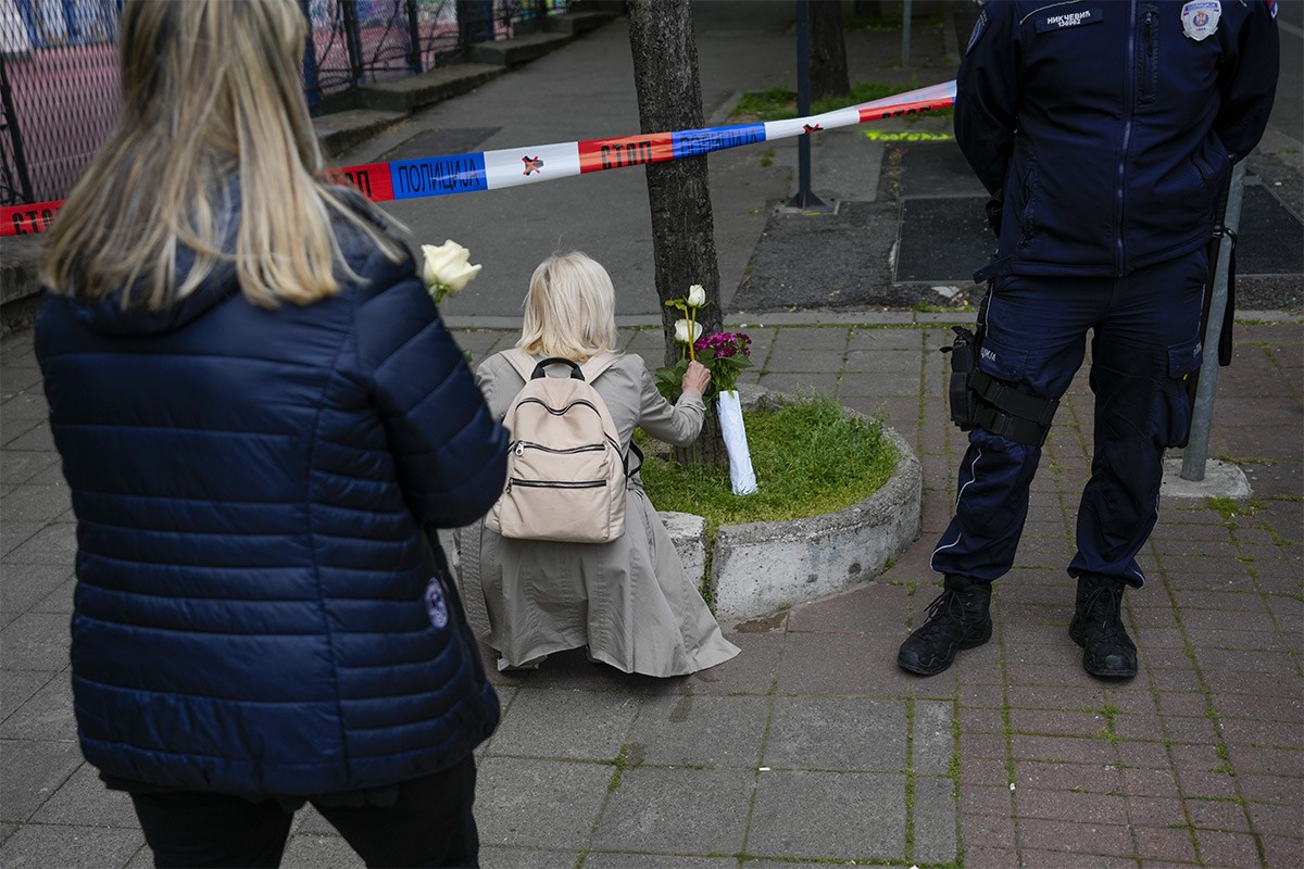 Građani odaju počast poginulima u beogradskoj školi (FOTO)