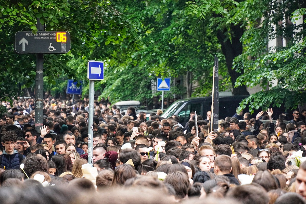 Beograd tuguje: Hiljade ljudi ispred škole "Vladislav Ribnikar" (FOTO)