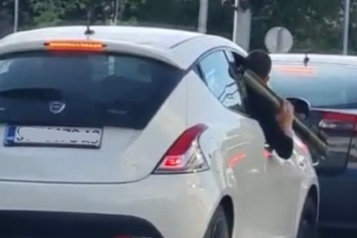 U Zadru iz auta izvadio zolju i mahao njome (VIDEO)