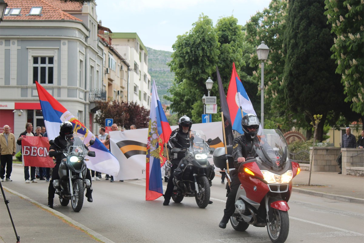 Besmrtni puk ponovo marširao Trebinjem (FOTO)