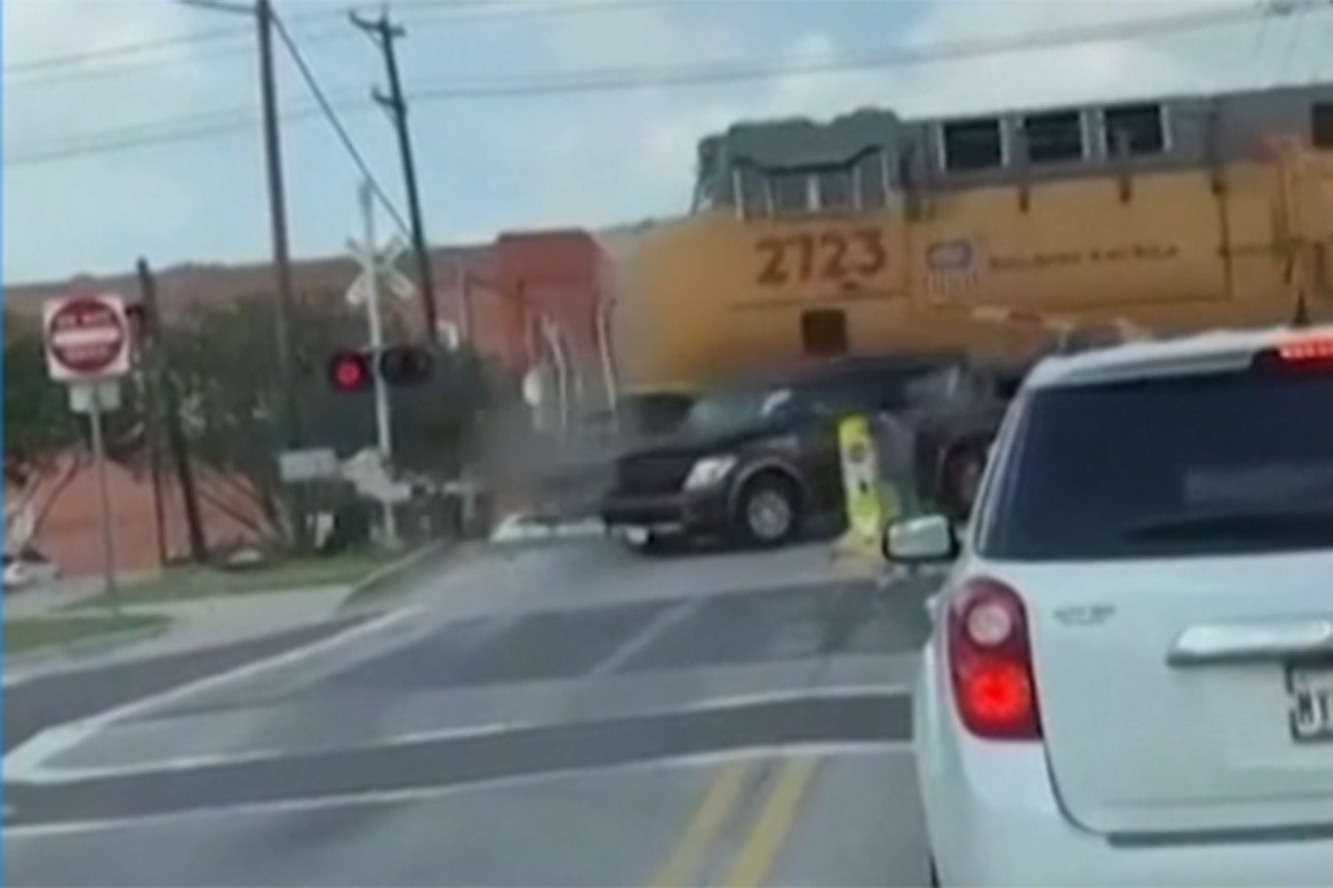 Auto se zaglavio na pruzi, tragedija izbjegnuta u posljednji čas (VIDEO)