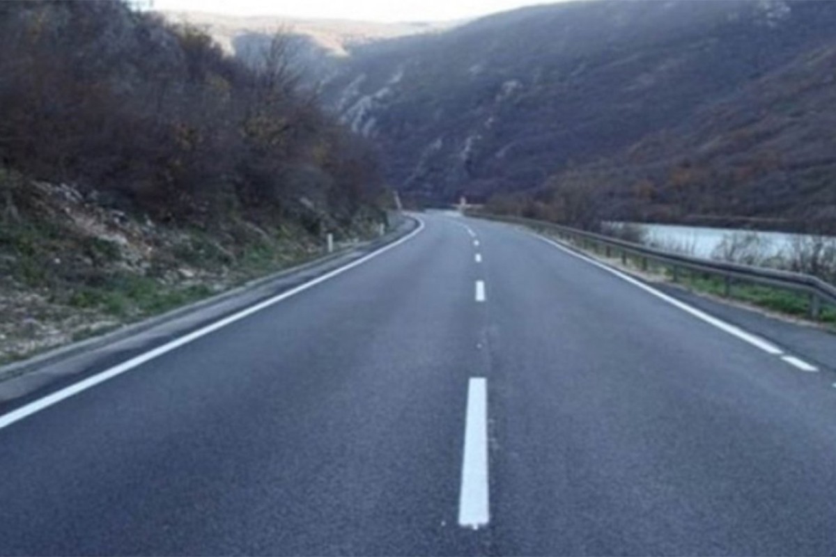 Kolovozi uglavnom suvi, u usjecima mogući odroni