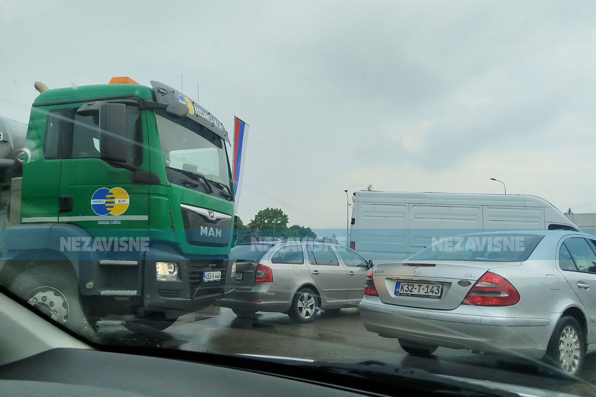 Sudar u kružnom toku u Banjaluci, velika gužva