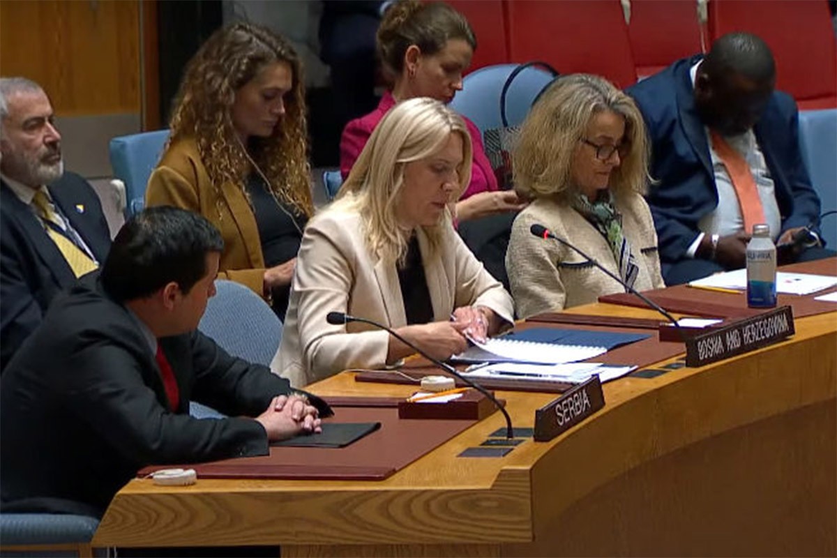 Cvijanović: Šmit vlada dekretom, BiH nije bure baruta