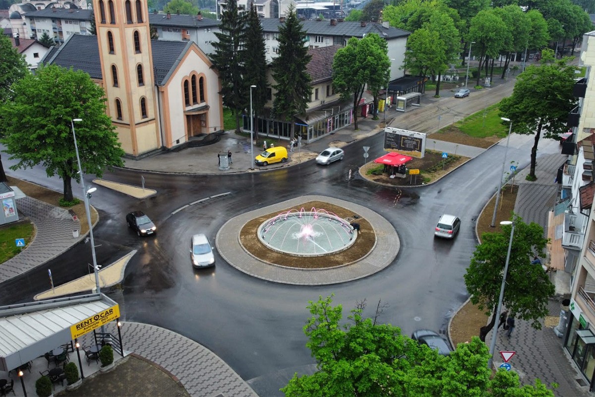Svijetleća fontana ukrasila kružni tok (FOTO)