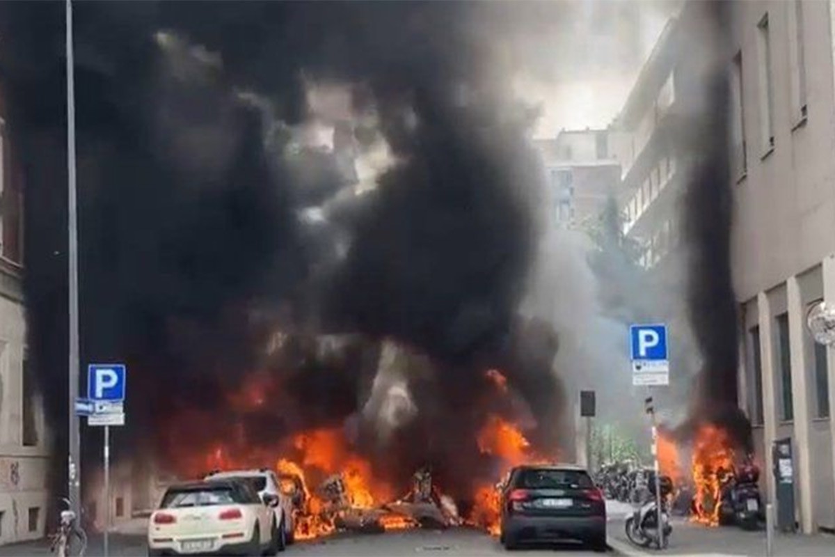 Eksplozija u centru Milana, vozila u plamenu (VIDEO)